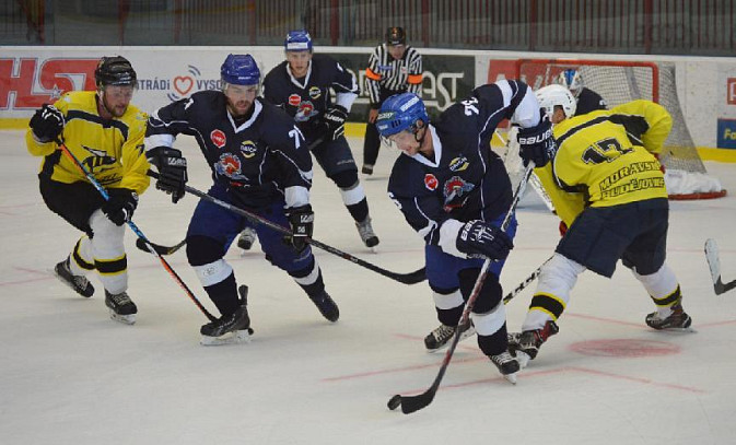 Táborští mladíci zalistovali na třebíčském ledě v učebnici druholigového hokeje