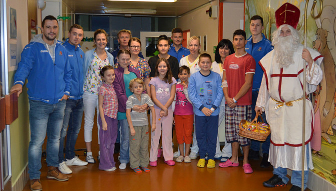 Táborští hokejisté v pondělí navštívili pacienty dětského oddělení nemocnice