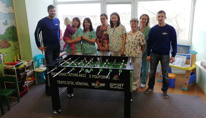 Fanshop věnoval pacientům dětského oddělení táborské nemocnice stolní fotbal