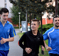 Zleva Štěpán Kadilák, Jan Tesař a Jakub Matušík dobíhají v dobré náladě.