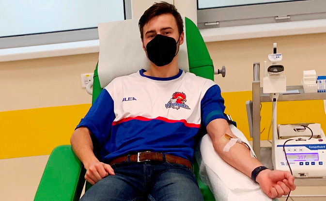 Bylo by fajn, kdyby se ostatní kluci z týmu přidali, vyzývá dárce krve Lukáš Prášek