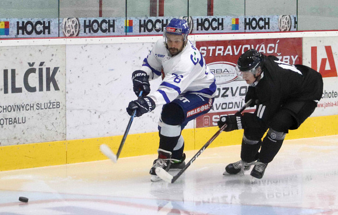 Zahajovací přípravný duel druholigového A-mužstva před objektivy fotoaparátů