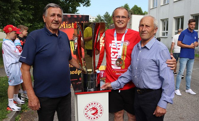 Fotky, vzpomínky, úsměvy… Aleš Krátoška přivezl k Jordánu krásný Masarykův pohár