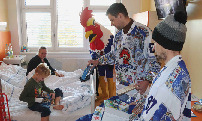 Fanshop HC Tábor na Štědrý den rozdával dárečky a radost dětem v nemocnici