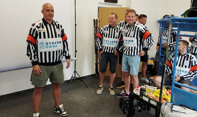 Tolik pruhovaných dresů...! Tábor hostil předsezonní seminář extraligových rozhodčích