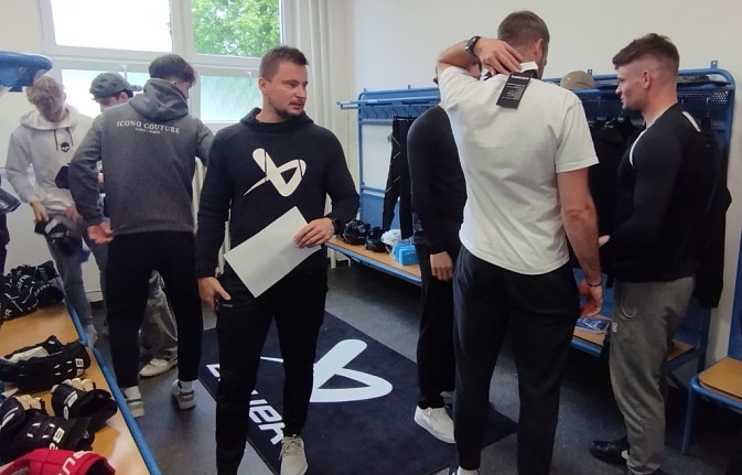 Za hráči dorazili zástupci firmy All Sports, v hlavní roli byla výstroj od Baueru