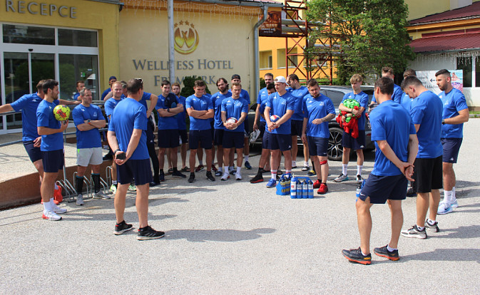 Táborští hokejisté už se potí na břehu Lipna, první odpoledne vyplnil beachvolejbal a fotbal